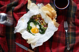 Breakfast Foil Packs With Hash Brown Potatoes, Sausage, and Scallions