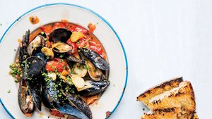 Mussels With Spicy Tomato Oil and Grilled Bread