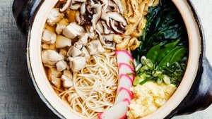 Nabeyaki Udon Soup With Chicken, Spinach, and Mushrooms
