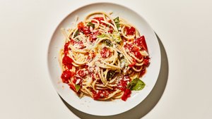 Pasta With No-Cook Tomato Sauce
