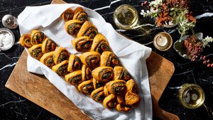 Pull-Apart Bread With Pumpkin and Spinach