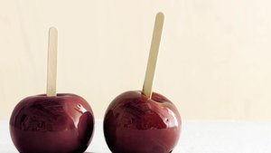 Red Wine Caramel Apples